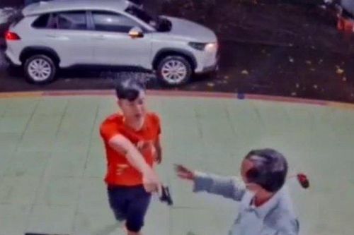 Làm rõ việc cán bộ công an huyện chĩa vật giống súng về phía nhân viên y tế