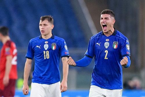 Jorginho sút hỏng 11m, Italia run rẩy giữ ngôi đầu bảng