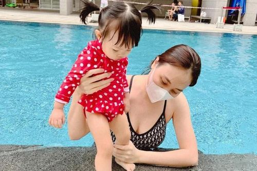 Bà xã Cường Đô La đưa Suchin đi bơi, dân tình chỉ chú ý đến 'điểm vàng quyến rũ' của bà mẹ 1 con