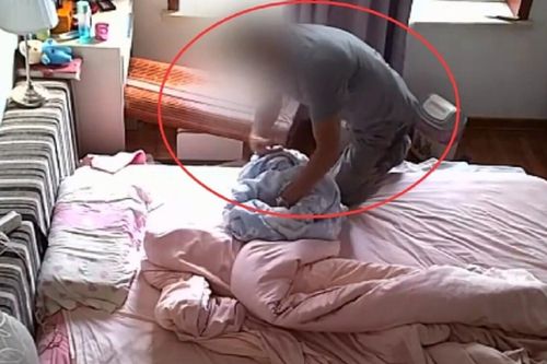 Chuẩn bị ngủ thì thấy ánh sáng xanh trên tủ, cặp vợ chồng toát mồ hôi lạnh khi bật đèn lên kiểm tra