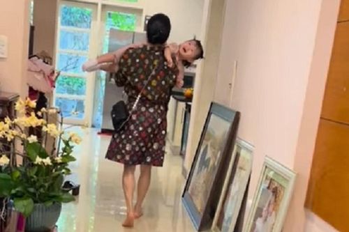 Con gái Quách Ngọc Ngoan - Phượng Chanel lần đầu lộ diện, vẻ bụ bẫm 'đốn tim' dân mạng
