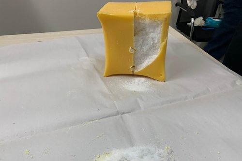 Phát hiện 5kg ma túy đúc trong các khối sáp thơm 'núp bóng' quà biếu gửi ra nước ngoài