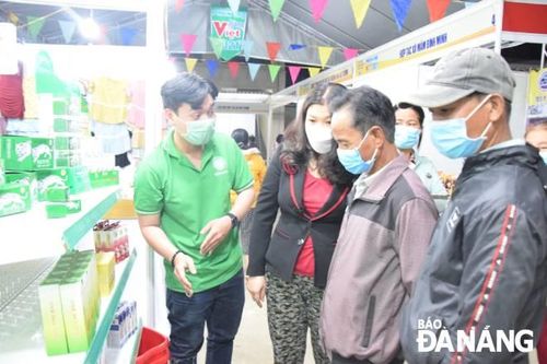 Phiên chợ đưa hàng Việt về xã Hòa Bắc