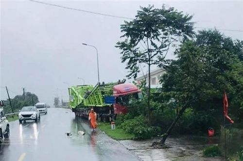 Cẩn thận khi tham gia giao thông trong mùa mưa, bão