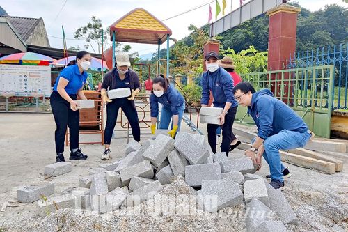 Báo Tuyên Quang thực hiện '3 cùng' tại thôn Bẫu, xã Tân Thanh