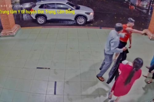 Bị nhắc nhở đeo khẩu trang, cán bộ công an chĩa súng vào nhân viên y tế