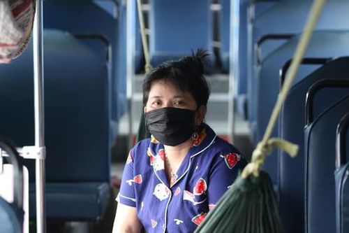 Tiếp viên, tài xế phải sống trên xe buýt gần 5 tháng nay: Mong xe lăn bánh từng ngày