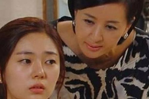 Chồng cặp bồ, nàng dâu cay đắng vì bị mẹ chồng đổ lỗi: 'Ngoài kia bao nhiêu người sao chỉ có chồng con ngoại tình?'