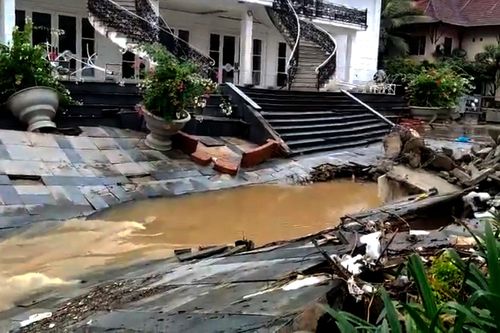 Mưa lũ gây lở núi, phá hủy resort ở Bình Định