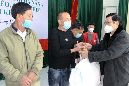 Nguyên Chủ tịch nước Trương Tấn Sang tặng áo phao cho ngư dân Thanh Hóa