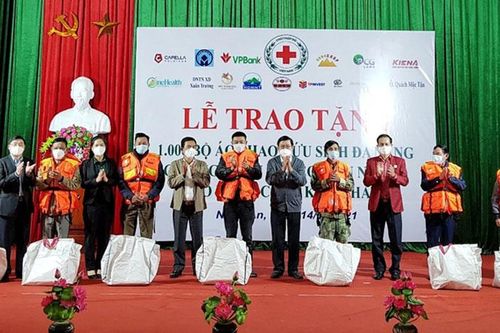 Trao tặng 1.000 áo phao cứu sinh đa năng cho ngư dân Nghệ An