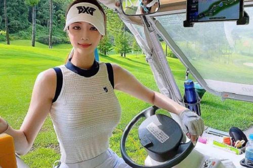 Cô chủ shop nội y mặc váy ngắn tôn chân dài gấp rưỡi người thường