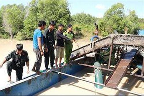 Tây Ninh: Bắt quả tang 5 tàu bơm, hút cát trái phép tại khu vực ngã ba Suối Bà Chiêm