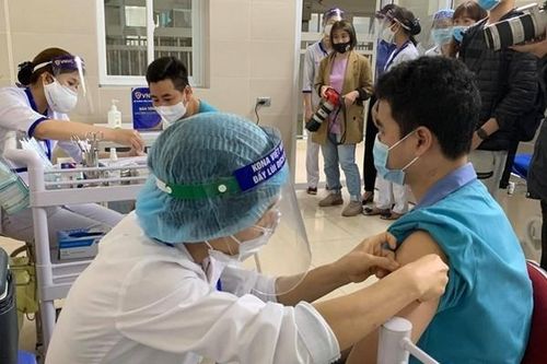 Hà Nội rút ngắn khoảng cách 2 mũi tiêm vaccine AstraZeneca