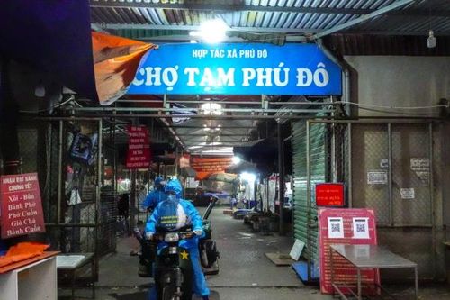 Phun khử khuẩn tại 'ổ dịch' phường Phú Đô, vùng đỏ duy nhất ở Hà Nội