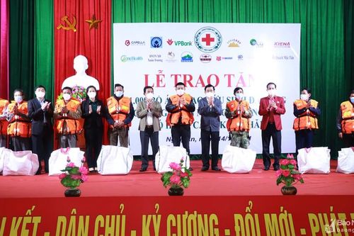Nguyên Chủ tịch nước Trương Tấn Sang trao tặng phao cứu sinh đa năng cho ngư dân nghèo Nghệ An