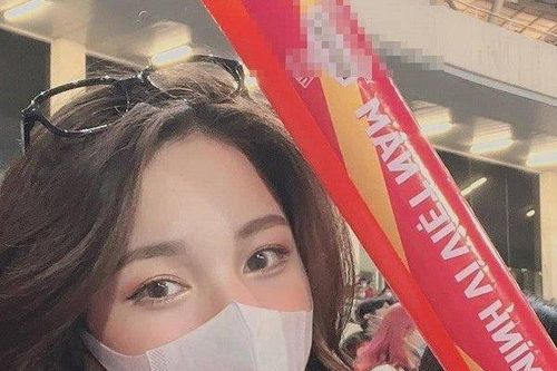 Học vấn đáng nể của cô gái 'gây bão' tại SVĐ Mỹ Đình vừa qua