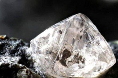 Viên kim cương đặc biệt chứa thứ vật chất chưa từng thấy trên Trái đất
