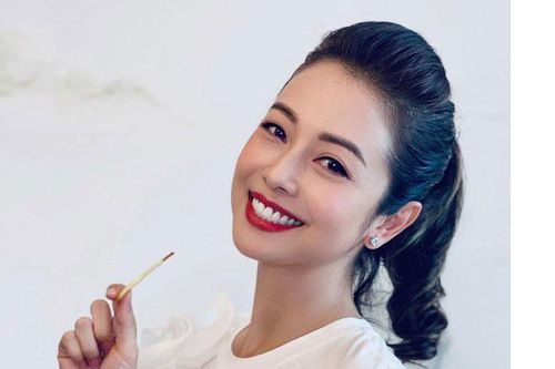 Để lộ nếp nhăn nơi khóe miệng, Jennifer Phạm vẫn được khen vì quá đỗi xinh dẹp