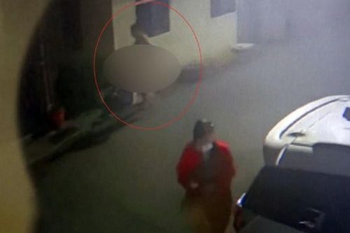Người đàn ông chạy trên đường trong trạng thái 'chẳng ra sao' chạm mặt phụ nữ và cái kết gây xôn xao