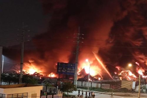 Bắc Giang: Khu công nghiệp Quang Châu rực lửa, hàng trăm chiến sĩ chữa cháy trong đêm