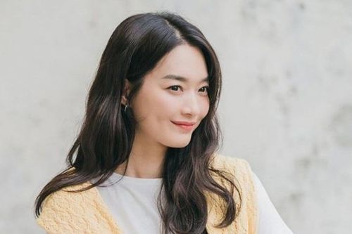 Shin Min Ah lên phim mặc nhàng nhàng, 'xả vai' liền thách thức mốt diện xuyên thấu