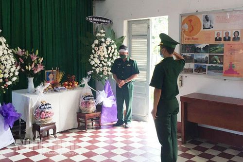 Chịu tang mẹ khi đang làm nhiệm vụ tại chốt phòng dịch COVID-19 ở biên giới Long An