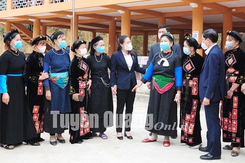 Đồng chí Lê Thị Kim Dung, Phó Bí thư Thường trực Tỉnh ủy, Chủ tịch HĐND tỉnh dự Ngày hội Đại đoàn kết toàn dân tộc tại huyện Hàm Yên