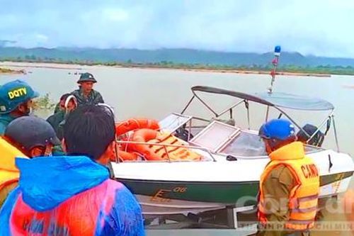Hàng chục CBCS tìm kiếm thiếu niên mất tích khi bơi qua sông Ba