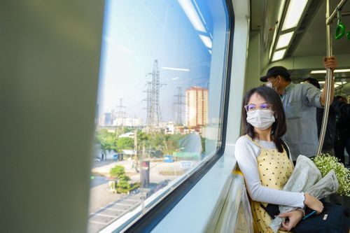 Tàu điện trên cao Cát Linh - Hà Đông 'hút' giới trẻ dịp cuối tuần