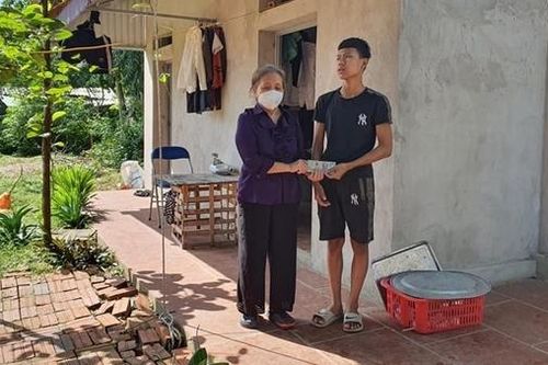 'Bà đỡ' của những học trò nghèo