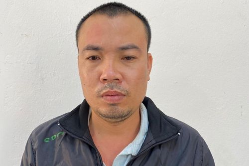 Truy xét kẻ đấm hỏng mắt tài xế xe máy vì... xin vượt không được