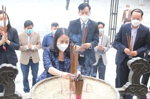 Quảng Trị: Phó Chủ tịch nước Võ Thị Ánh Xuân dâng hương tưởng nhớ các anh hùng liệt sĩ