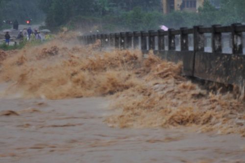 Mưa lớn tiếp tục trút xuống Quảng Nam - Khánh Hòa