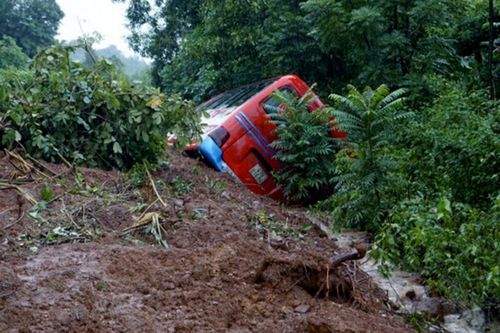 Núi lở đè xe khách giữa đèo ở Bình Định