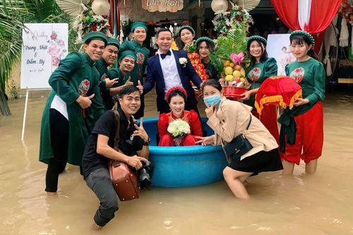 Cưới ngày mưa lũ, cô dâu chú rể di chuyển bằng thuyền thúng