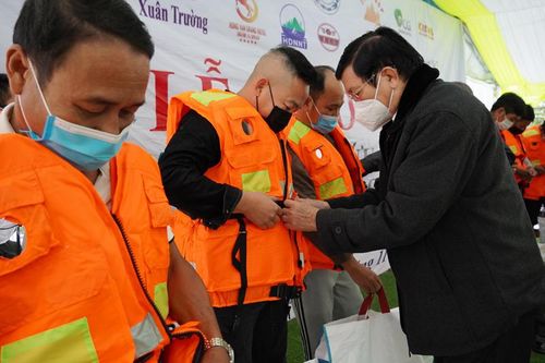 Nguyên Chủ tịch nước Trương Tấn Sang trao tặng áo phao cứu sinh cho ngư dân Quảng Bình