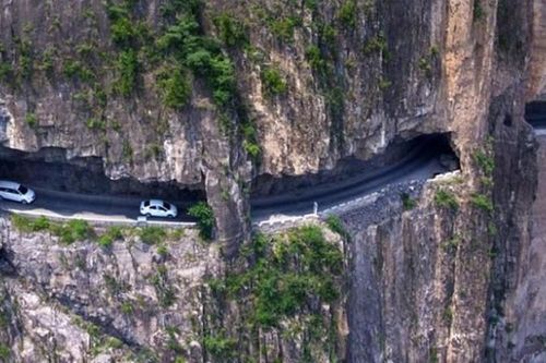Làng bị cô lập, dân bỏ 15 năm đục núi mở đường nối thế giới