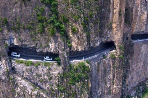 Suốt 15 năm đào con đường xuyên núi 1.526m, hơn 700 người dân thoát nghèo