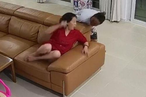 Clip: Con gái đắp mặt nạ khiến mẹ hết hồn
