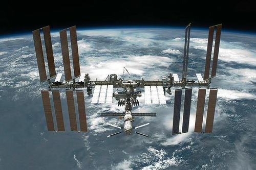 Trạm Vũ trụ ISS có nguy cơ va vào các mảnh vỡ không gian
