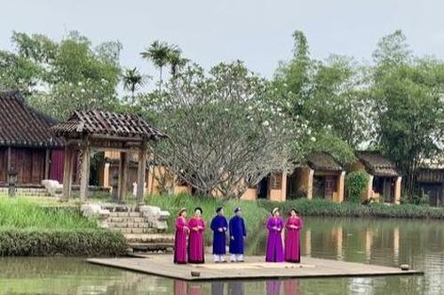 Trình diễn dân ca trong Ngày hội di sản ở Bảo tàng Áo dài
