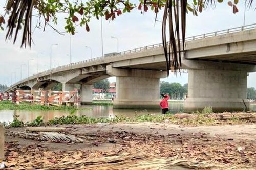 Cứu thiếu nữ nhảy sông Sài Gòn tự tử