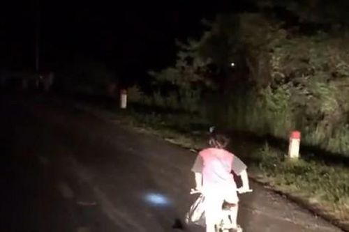 Tài xế soi đèn cho bé trai đạp xe gần 5 km đường đèo
