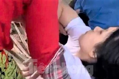 Người đàn ông lao xuống cứu cô gái nhảy cầu sông Sài Gòn