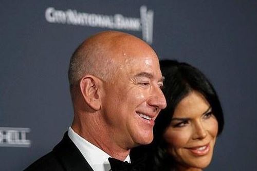 Bạn gái 52 tuổi mặc cúp ngực gợi cảm, sánh đôi bên tỷ phú Amazon Jeff Bezos