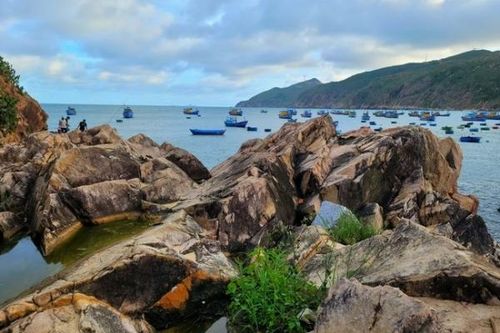 Gành đá bến cá Nhơn Lý