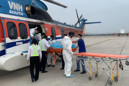 Đưa ngư dân nguy kịch từ đảo về đất liền điều trị