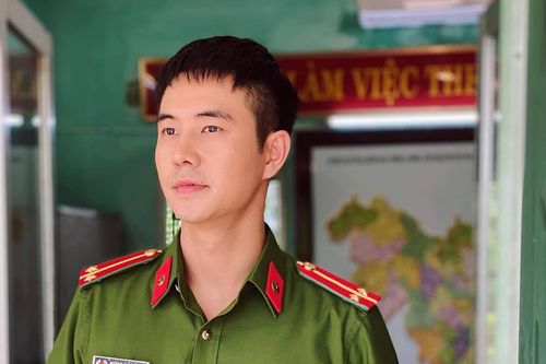 Công an Đông 'Phố trong làng' bật mí về bà xã là MC nổi tiếng VTV
