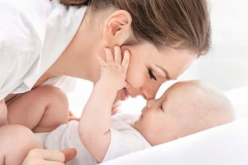 Tại sao em bé thích dùng tay đánh mặt mẹ?